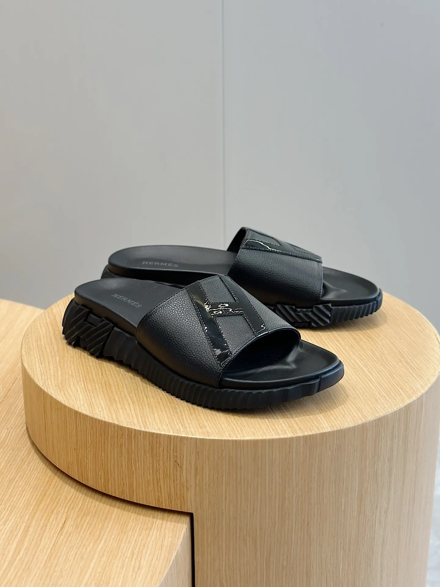 [HERMÈS] Top men's shoes 💰: 340💰 Size: 39-44 (38.45 46 custom-made) Herme*H Home Hermès Men's Sandals and Slippers - Original Replica Purchase the original version and make it one to one, the outsole is privately modeled, and the outsole color corresponding to each color is the same as the original version. Come to those who know the stuff 💪 The ultra-light soles are designed in contrasting colors, and they feel so comfortable on your feet! Calfskin, cowhide feet, private mold outsole.